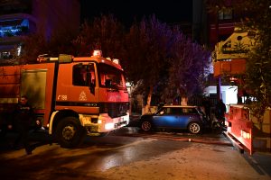 Γαλάτσι: Πυρκαγιά κατέστρεψε δύο αυτοκίνητα και τρεις μοτοσικλέτες