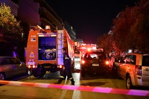 Φωτιά σε διαμέρισμα στην Καλλιθέα: Πληροφορίες για δύο άτομα χωρίς τις αισθήσεις τους