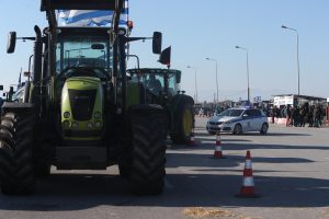 Σε τροχιά κλιμάκωσης οι κινητοποιήσεις των αγροτών – Κλείνουν εντός της μέρας και παρακαμπτηρίους