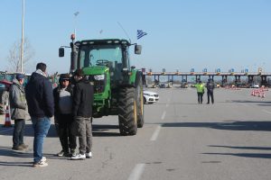 Σε τροχιά κλιμάκωσης οι κινητοποιήσεις των αγροτών – Κλείνουν εντός της μέρας και παρακαμπτηρίους