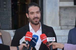 Άρης Μουγκοπέτρος: Τα παιδιά μου δεν θέλω να στερηθούν κανέναν – Η μάνα είναι μία αλλά και ο πατέρας ένας