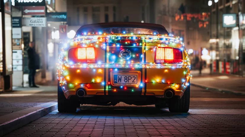 Χριστουγεννιάτικα λαμπάκια στο αυτοκίνητο: Είναι παράνομο στην Ελλάδα;