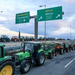 Κλιμακώνονται οι αγροτικές κινητοποιήσεις: Η χώρα κομμένη στα δύο εν όψει Πρωτοχρονιάς – Πού υπάρχουν μπλόκα