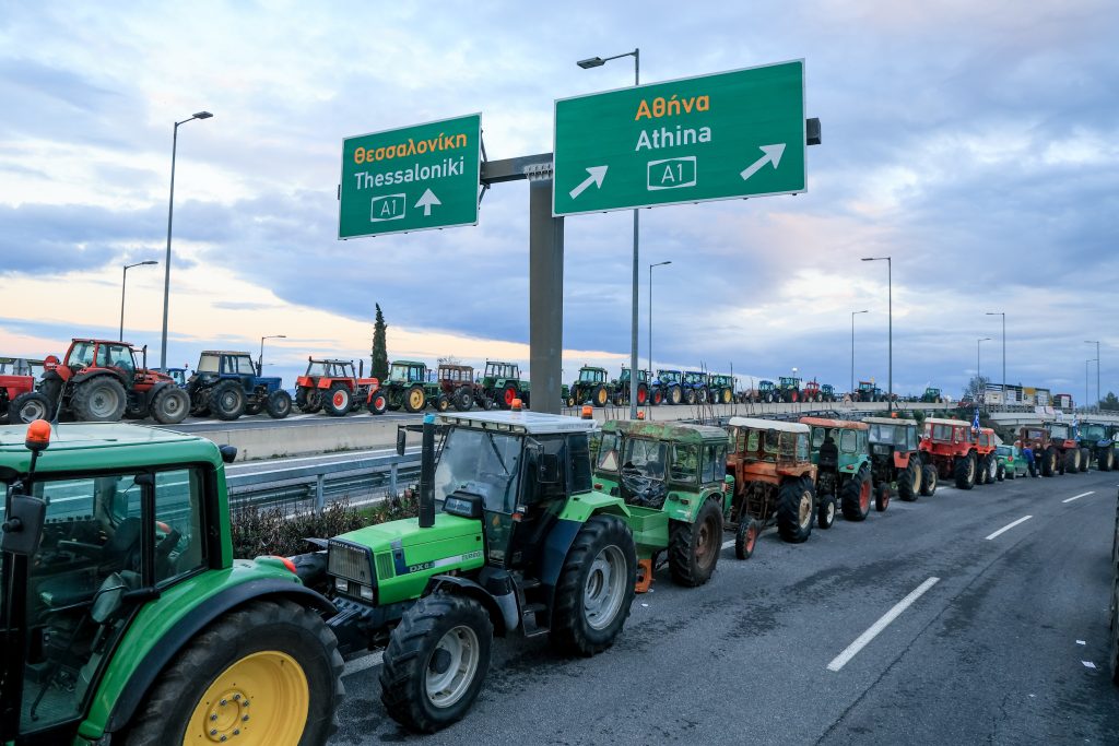 Κλιμακώνονται οι αγροτικές κινητοποιήσεις: Η χώρα κομμένη στα δύο εν όψει Πρωτοχρονιάς – Πού υπάρχουν μπλόκα