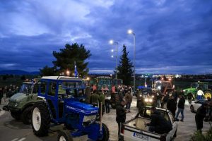 Αγρότες: Ο αιφνιδιασμός στο Μαξίμου και Χριστούγεννα με μπλόκα στους δρόμους