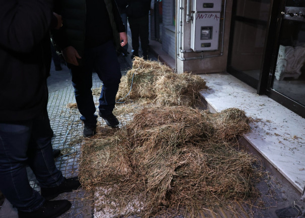 Λάρισα: Αγρότες διαμαρτύρονται έξω από γραφεία βουλευτών της ΝΔ – Πέταξαν άχυρα