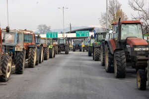 Αγρότες: Ενισχύονται οι κινητοποιήσεις εν όψη Χριστουγέννων – Μπλόκα σε όλη τη χώρα