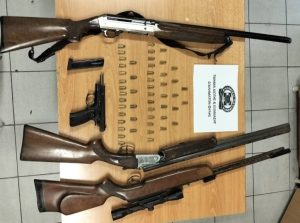 Συναγερμός στα Άνω Λιόσια: Εντοπίστηκαν οπλοστάσιο σε σπίτι – Τρεις συλλήψεις