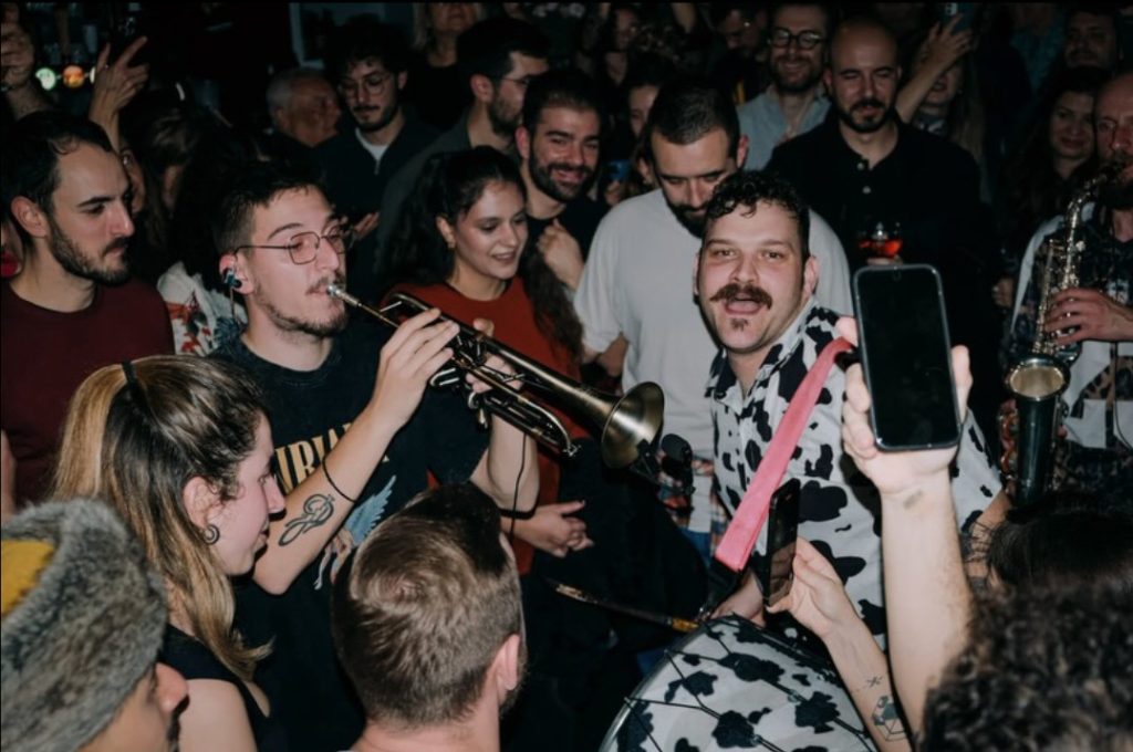 Ενα τραγούδι