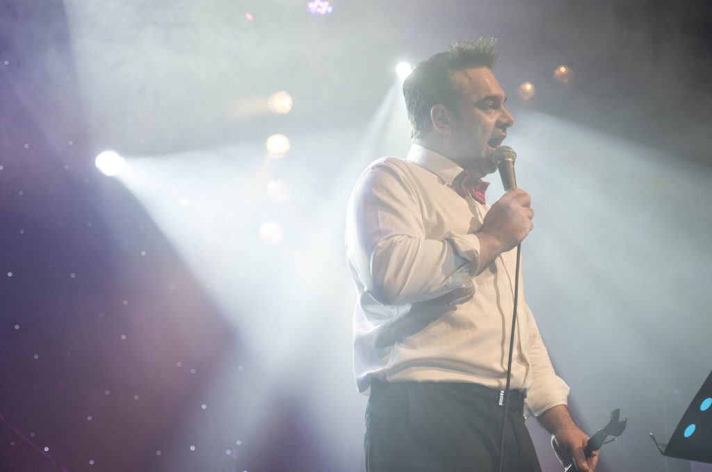 Δώρος Δημοσθένους: «Η θεατρικότητα δεν είναι μεταμφίεση, είναι παρουσία»