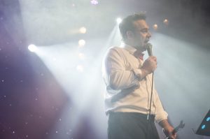 Δώρος Δημοσθένους: «Η θεατρικότητα δεν είναι μεταμφίεση, είναι παρουσία»