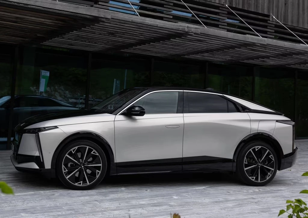 Το DS N°8: Ποσο κοστίζει στην Ελλάδα η νέα ναυαρχίδα της DS Automobiles