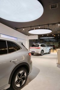 Η Geely λανσάρει το πρώτο Geely Experience Store στην Ελλάδα