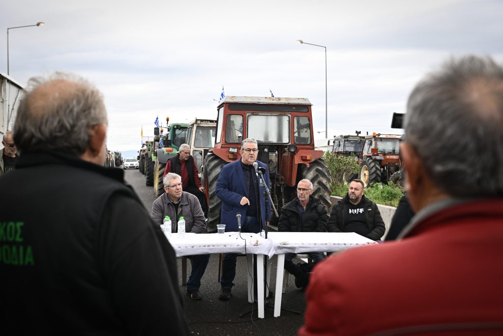 Ο Δ. Κουτσούμπας στα αγροτικά μπλόκα της Φθιώτιδας – «Ο κόμπος έχει φτάσει στο χτένι»