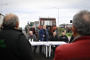 Ο Δ. Κουτσούμπας στα αγροτικά μπλόκα της Φθιώτιδας – «Ο κόμπος έχει φτάσει στο χτένι»