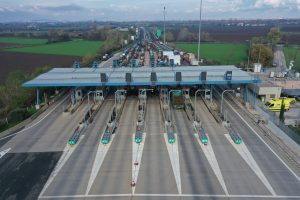 Αγρότες μοίραζαν ρύζι στα διόδια Μαλγάρων: «Βοηθήστε μας να συνεχίσουμε να παράγουμε αυτό το ελληνικό προϊόν» (βίντεο)