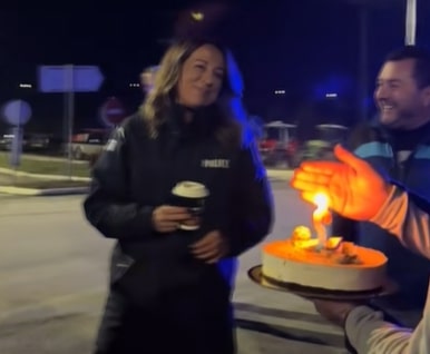 Δράμα: Έκπληξη γενεθλίων με τούρτα από τους αγρότες σε αστυνομικό που είχε τα γενέθλια της