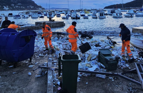 Κροατία: «Βυθίστηκε» το Ντουμπρόβνικ από σκουπίδια μετά την κακοκαιρία (video)