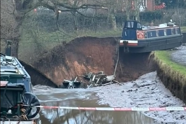 Σοβαρό περιστατικό στη Βρετανία: Τεράστια καταβόθρα κατάπιε κανάλι – Διασώθηκαν πάνω από 10 πολίτες