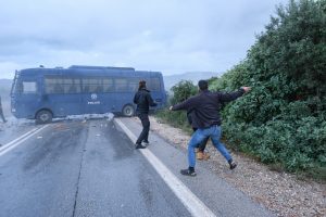 Ξεσηκωμός αγροτών σε όλη την Ελλάδα: Αποκλεισμένα αεροδρόμια και τελωνεία – Μάχες με τις δυνάμεις των ΜΑΤ