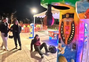 Νέο απίθανο σκηνικό με τον Ευτύχη Μπλέτσα: Έπεσε στο έδαφος μετά από μπουνιά σε μηχάνημα (video)