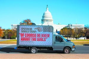 ΗΠΑ: Δημοσιεύθηκαν τα αρχεία της υπόθεσης Έπσταϊν – Φωτογραφίες με Κλίντον, Μάικλ Τζάκσον και Μικ Τζάγκερ