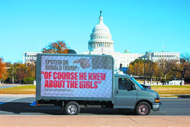 ΗΠΑ: Δημοσιεύθηκαν τα αρχεία της υπόθεσης Έπσταϊν – Φωτογραφίες με Κλίντον, Μάικλ Τζάκσον και Μικ Τζάγκερ