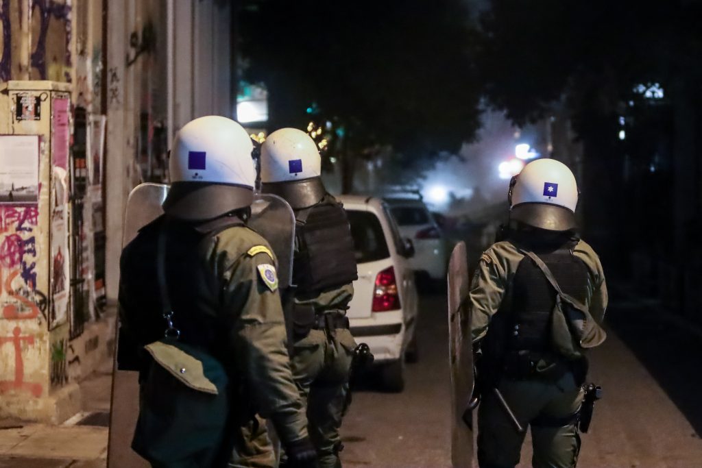 Ένταση στα Εξάρχεια: Με μολότοφ, χημικά και κρότου λάμψης