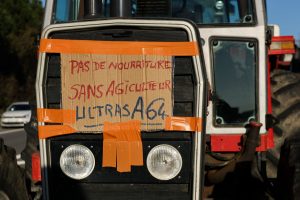 Γαλλία: Ένταση μεταξύ αστυνομίας και αγροτών – Τρακτέρ αποκλείουν αυτοκινητόδρομους