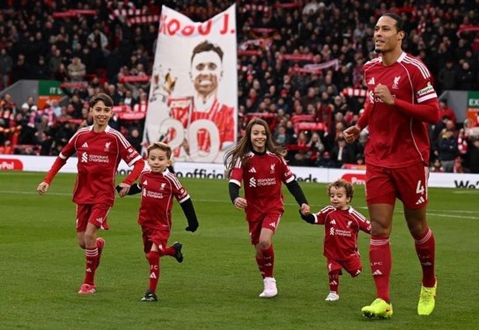 Συγκίνηση στο «Άνφιλντ»: Οι γιοι του Ζότα συνόδευσαν τις μασκότ των Λίβερπουλ, Γουλβς