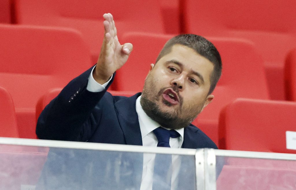 «Έσκασε» πάνω στο… τραπέζωμα