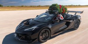Μετέφερε το χριστουγεννιάτικο δέντρο με super car πιάνοντας τα 300+χλμ./ώρα