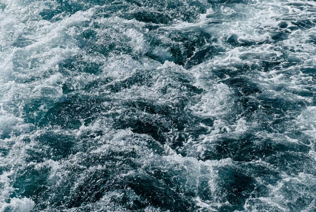 Kύματα όσο… η Αψίδα του Θριάμβου: Δορυφόροι της ESA εντόπισαν θαλάσσια «τέρατα» ύψους 20 μέτρων