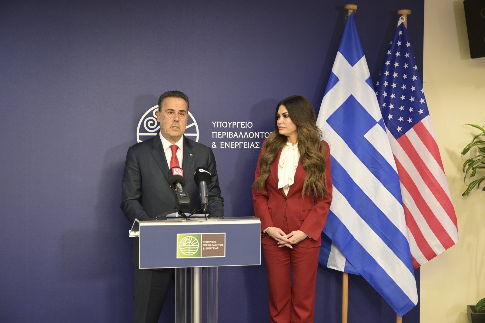 &Sigma;&upsilon;&nu;ά&nu;&tau;&eta;&sigma;&eta; &Pi;&alpha;&pi;&alpha;&sigma;&tau;&alpha;ύ&rho;&omicron;&upsilon; - &Gamma;&kappa;ί&lambda;&phi;&omicron;ϊ&lambda; &sigma;&tau;&omicron; &Upsilon;&pi;&omicron;&upsilon;&rho;&gamma;&epsilon;ί&omicron; &Pi;&epsilon;&rho;&iota;&beta;ά&lambda;&lambda;&omicron;&nu;&tau;&omicron;&sigmaf; &kappa;&alpha;&iota; &Epsilon;&nu;έ&rho;&gamma;&epsilon;&iota;&alpha;&sigmaf;: &laquo;&Eta; &epsilon;&nu;έ&rho;&gamma;&epsilon;&iota;&alpha; &sigma;&tau;&omicron;&nu; &pi;&upsilon;&rho;ή&nu;&alpha; &tau;&eta;&sigmaf; &sigma;&chi;έ&sigma;&eta;&sigmaf; &Eta;&Pi;&Alpha; &kappa;&alpha;&iota; &Epsilon;&lambda;&lambda;ά&delta;&alpha;&sigmaf;&raquo;