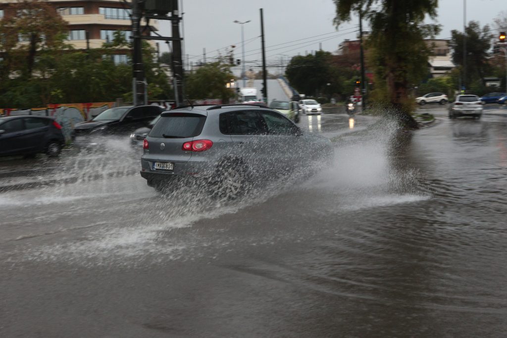 Κακοκαιρία Byron: Σε ποιους δρόμους της Αττικής παραμένει αδύνατη η κυκλοφορία οχημάτων