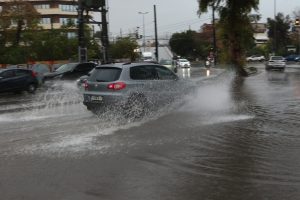 Κακοκαιρία Byron: Σε ποιους δρόμους της Αττικής παραμένει αδύνατη η κυκλοφορία οχημάτων