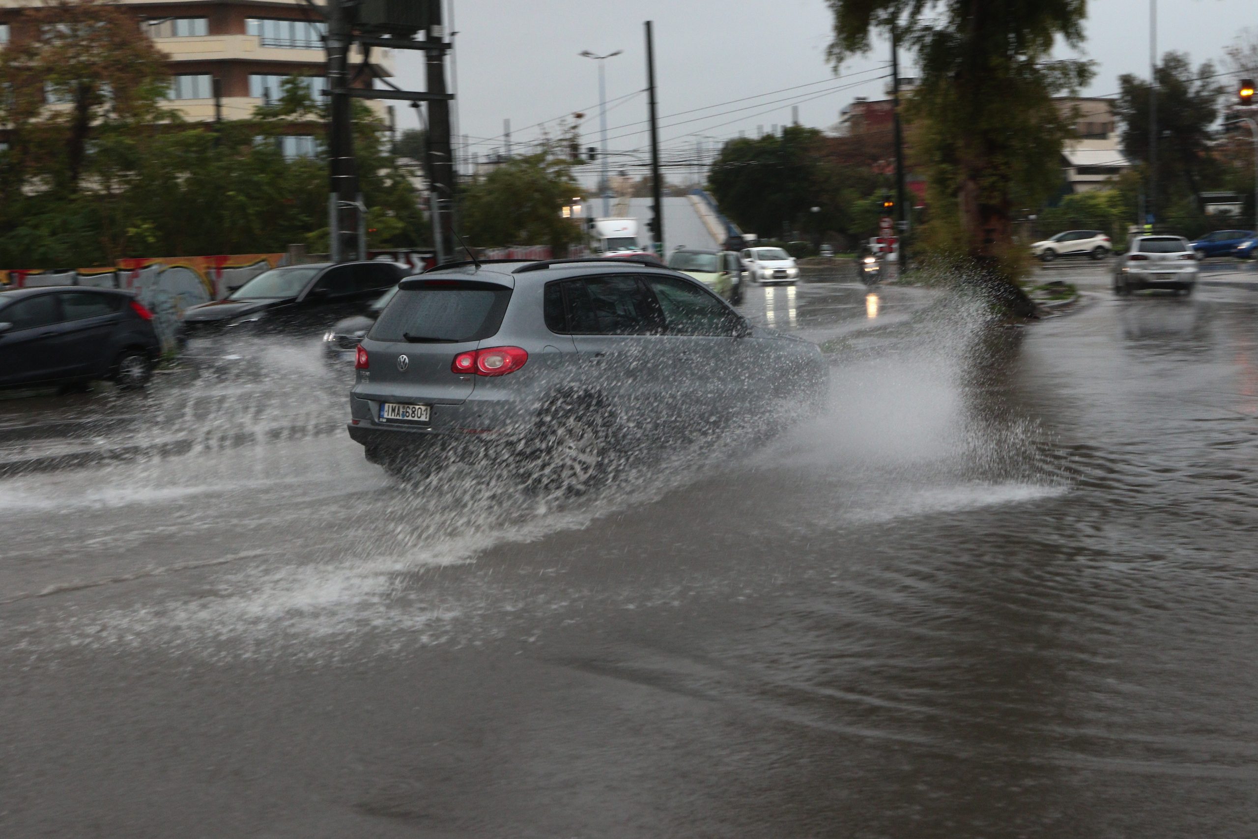 Κακοκαιρία Byron: Σε ποιους δρόμους της Αττικής παραμένει αδύνατη η κυκλοφορία οχημάτων
