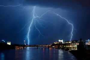 Φθινοπωρινή «εισβολή» από τα Βαλκάνια – Καταιγίδες, χαλάζι και πτώση θερμοκρασίας