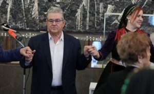 Έσυρε τον χορό ο Δ. Κουτσούμπας – Με αναφορά στους αγρότες το χριστουγεννιάτικο μήνυμά του