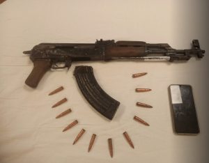 Σύλληψη 20χρονου στην Αθήνα για κατοχή και μεταφορά καλάσνικοφ