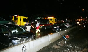 Καραμπόλα 6 αυτοκινήτων στην Αθηνών – Κορίνθου με τραυματίες – Τεράστιες ουρές για την επιστροφή