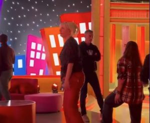 Ο χορός της Σμαράγδας Καρύδη στα παρασκήνια του επετειακού γυρίσματος του «Παρά Πέντε»