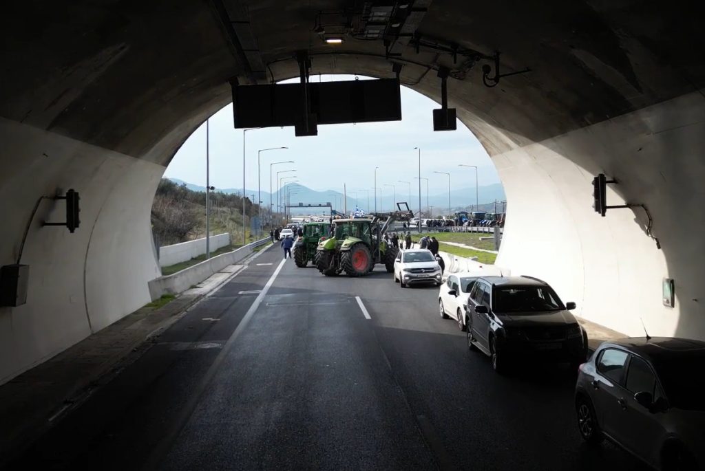 Τέμπη: Εντυπωσιακά εναέρια πλάνα από την κινητοποίηση αγροτών στις σήραγγες