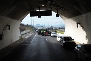 Τέμπη: Εντυπωσιακά εναέρια πλάνα από την κινητοποίηση αγροτών στις σήραγγες