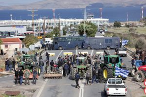 Σκληραίνουν τη στάση τους οι αγρότες: Πετροπόλεμος στο αεροδρόμιο Ηρακλείου – Βανδάλισαν όχημα της ΕΛ.ΑΣ. στα Χανιά