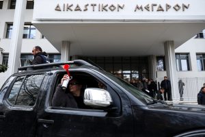 Λάρισα: Ορδές από ταξί στους δρόμους για την 24ωρη απεργία – Πήγαν και στο μπλόκο της Νίκαιας να στηρίξουν τους αγρότες