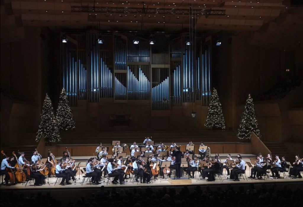 Ορχήστρα Νέων, Καβάκος και πολιτικές προσωπικότητες