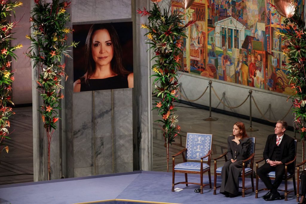 Live η τελετή βράβευσης του Νόμπελ Ειρήνης στην Ματσάδο – «Οι δημοκρατίες οφείλουν να υπερασπίζονται την ελευθερία»