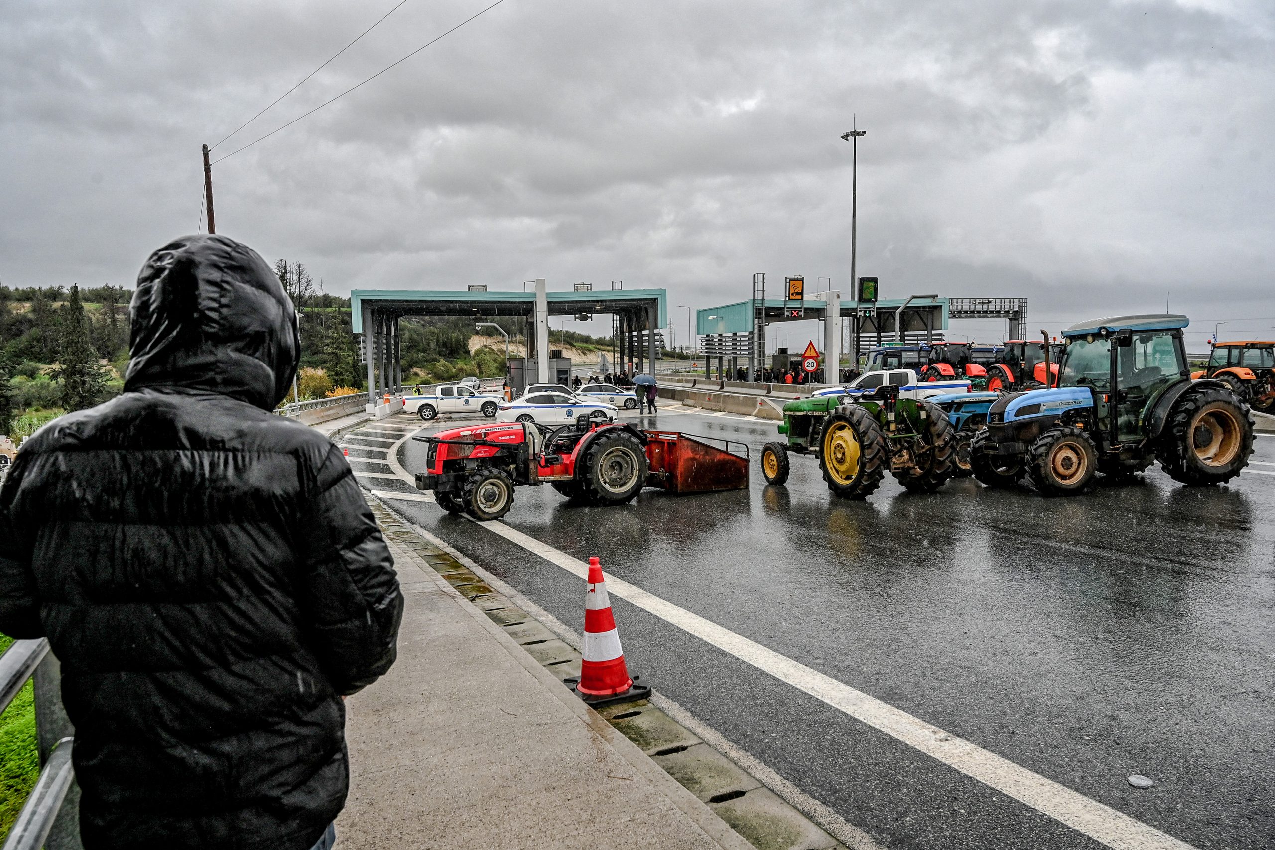 Αγρότες: Κλιμακώνονται οι κινητοποιήσεις παρά την κακοκαιρία - Πού υπάρχουν μπλόκα