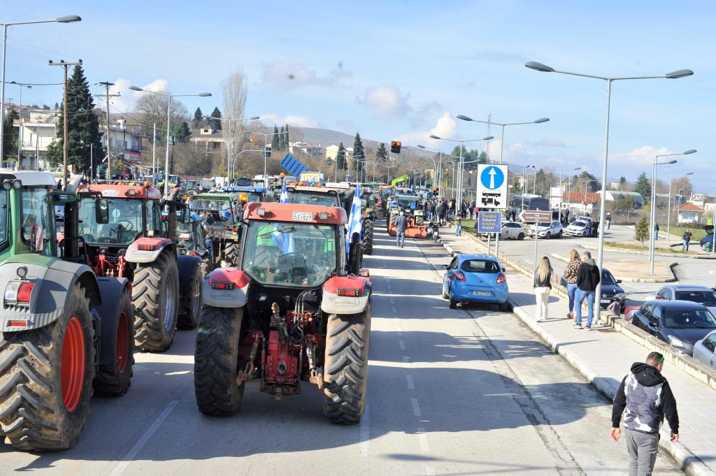 Κλιμακώνονται οι αγροτικές κινητοποιήσεις: Μπλόκα και αποκλεισμοί τελωνείων σε ολόκληρη την χώρα